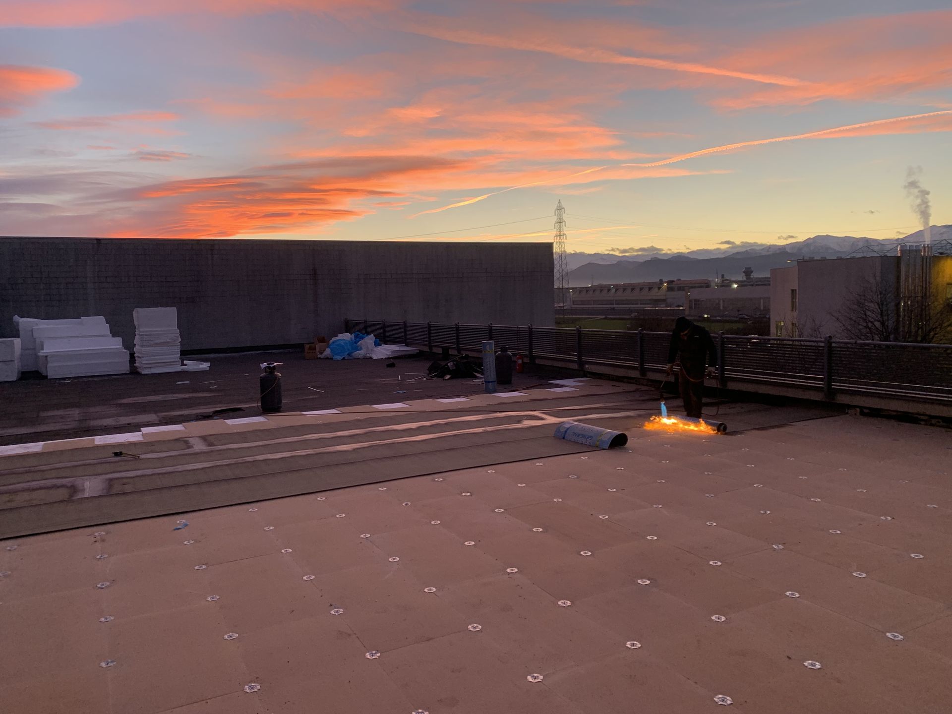 Impermeabilizzazione di copertura piana al tramonto
