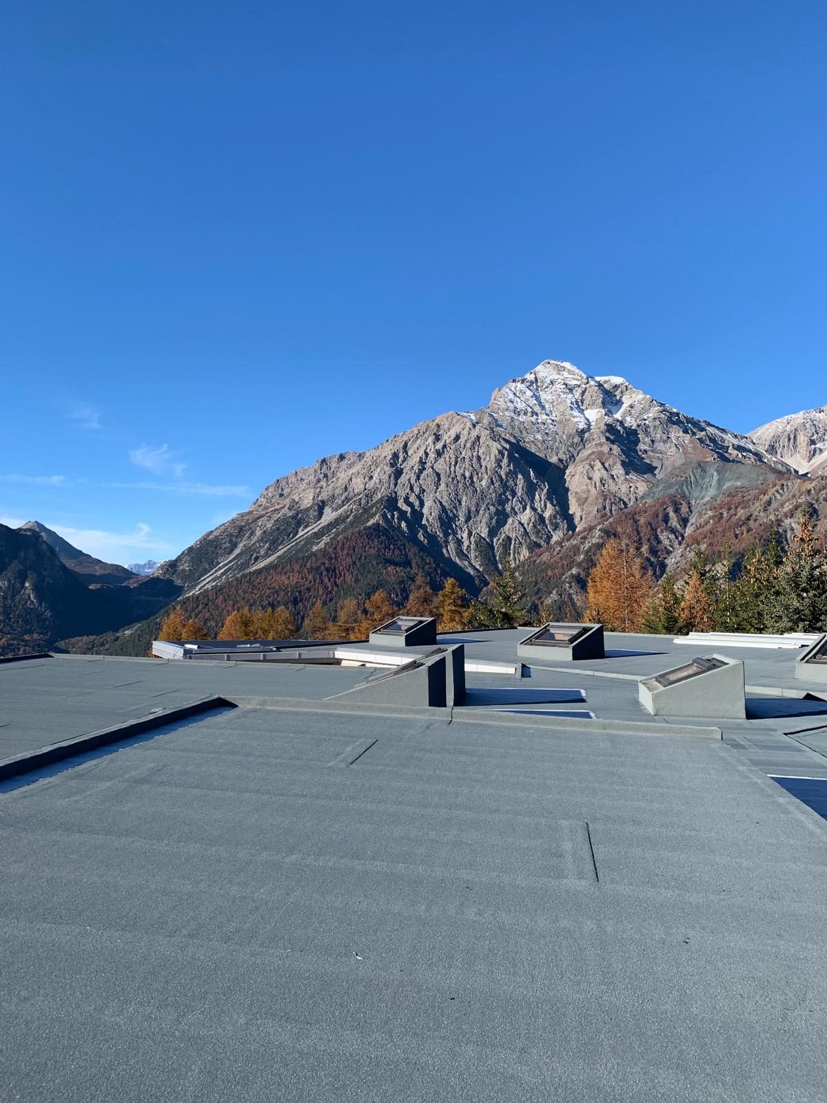 Copertura piana impermeabilizzata con vista sulle montagne