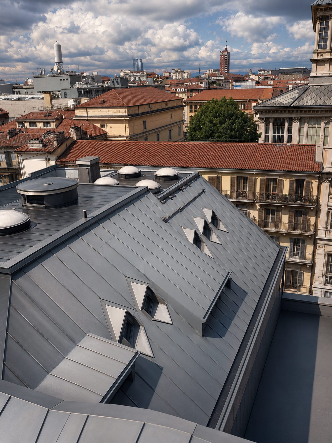 Copertura metallica con abbaini sui tetti di Torino