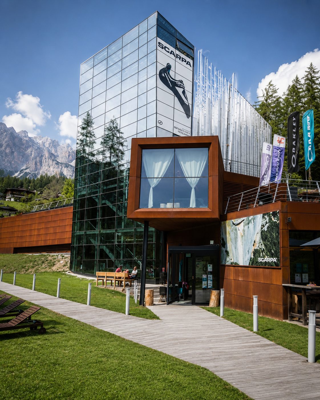 Facciata con acciaio a specchio e rivestimento effetto corten
