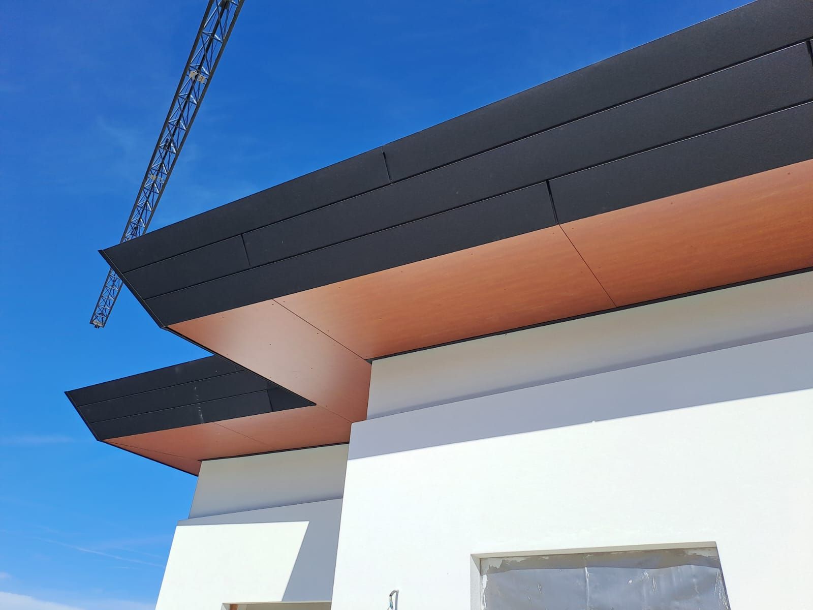 Sporto di copertura in alluminio antracite e rivestimento effetto rame