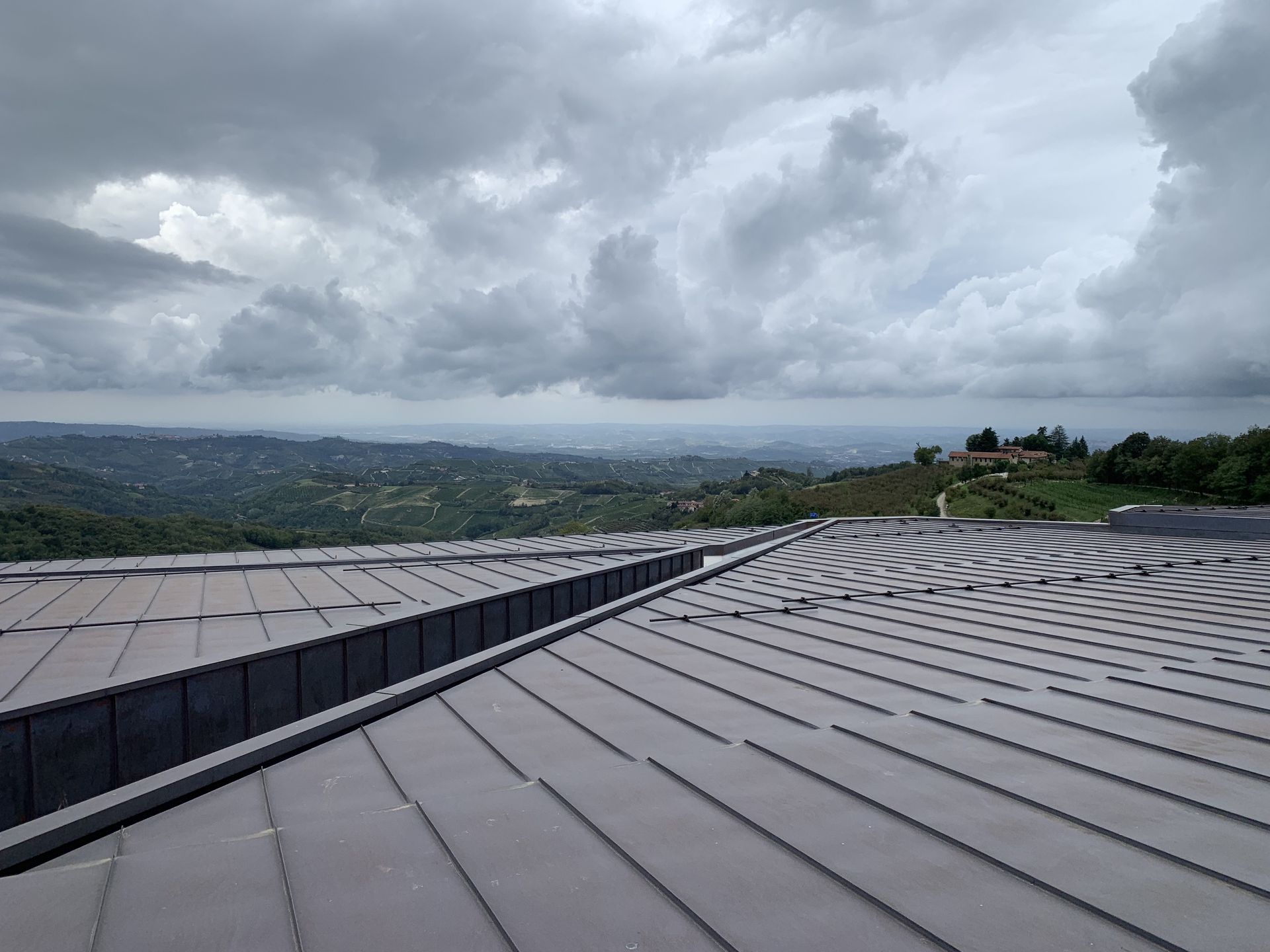 Copertura metallica aggraffata con vista sulle colline